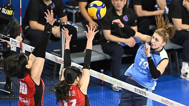 기업은행 빅토리아(오른쪽)