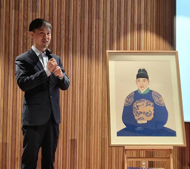박철종 작가가 9일 오전 사단법인 세종국가경영연구원 주최로 서울 종로구 세종문화회관 서클홀에서 진행된 ‘청년 세종 어진 제작 발표회 및 봉정식’에서 세종의 30대 시절 어진(御眞·왕의 얼굴 그림)에 대해 설명하고 있다. 김동환 기자