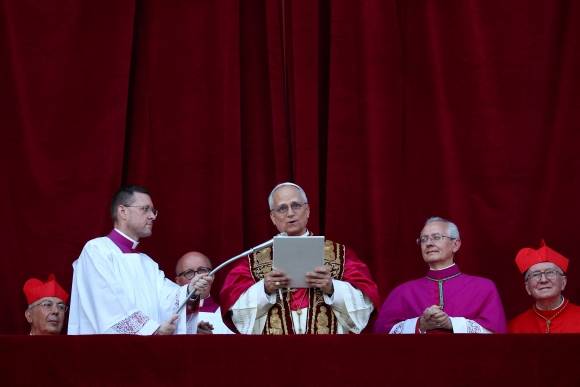 8일(현지시간) 프란치스코 교황을 이을 제267대 교황에 선출된 미국의 로버트 프랜시스 프레보스트(69) 추기경이 바티칸 성 베드로 대성전 발코니에서 첫 메시지를 전하고 있다. 즉위명은 레오 14세. 2025.5.8 바티칸 로이터 연합뉴스