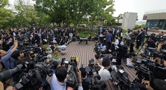 취재진들이 8일 국회 사랑재 카페에서 회담 중인 한덕수 전 국무총리와 김문수 국민의힘 대선 후보를 둘러싸고 있다. 이날 후보 단일화 2차 회담은 생중계로 진행됐다. 홍윤기 기자