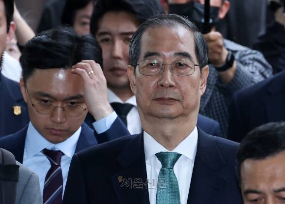 한덕수 무소속 대선 예비후보가 8일 오후 여의도 국회 사랑재에서 열린 김문수 국민의힘 대선 후보와 단일화 관련 회동을 마치고 회동장을 나서고 있다.