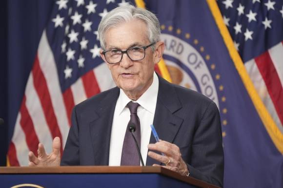 제롬 파월 미국 연방준비제도이사회(연준) 의장이 7일(현지시간) 미국 워싱턴DC 연준 청사에서 연방공개시장위원회(FOMC) 이후 기자회견을 하고 있다. 이날 연준은 기준금리를 4.25~4.50%로 유지했다. AP 연합뉴스