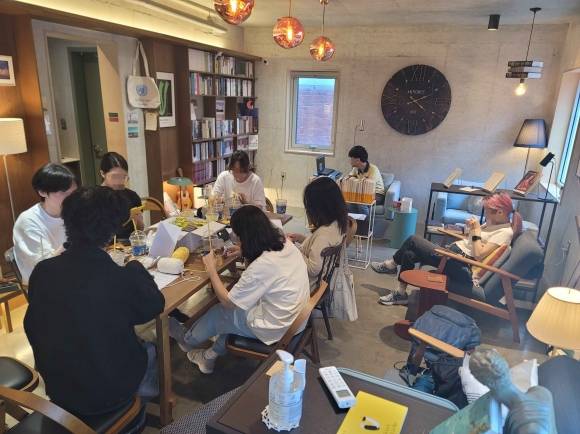 서울 노원구가 운영하는 은둔 청년을 위한 가상회사 ‘느슨한 컴퍼니’에서 청년들이 ‘은은키트’를 만들고 있다. 노원구 제공