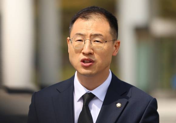 12·3 비상계엄 및 윤석열 전 대통령 탄핵과 관련해 당내에서 탈당 압박을 받아온 김상욱 의원이 8일 서울 동작구 현충원에서 참배 후 탈당 입장을 밝히고 있다. 2025.5.8 연합뉴스