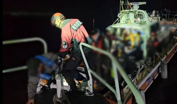 여수해경 구조대가 사고선박의 승선원을 구조하고 있다.