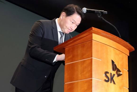 최태원 회장, SKT 해킹 사태 대국민 사과 - 최태원 SK그룹 회장이 7일 서울 중구 SKT타워에서 열린 유심 정보 유출 관련 일일 브리핑에서 SK텔레콤 유심 해킹 사태에 대해 대국민 사과를 한 뒤 인사하고 있다. 2025. 5. 7. 연합뉴스