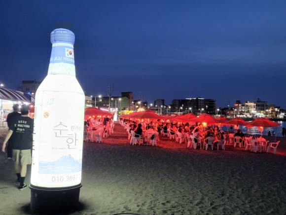 지난해 이호테우 해수욕장 야간개장때 모습. 제주 강동삼 기자