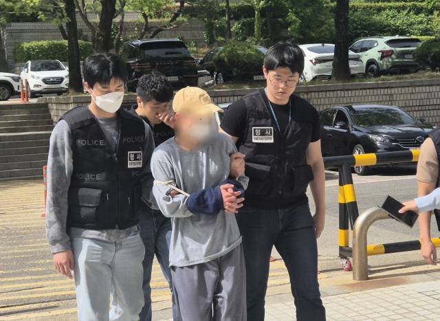 서울 관악구 봉천동에서 거리를 돌아다니다가 흉기를 휘두르고 나체 상태로 거리를 활보한 20대 남성이 8일 서울 서초구 서울중앙지법에서 열린 영장심사에 출석하고 있다. 뉴스1