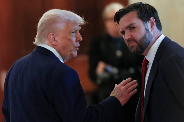 도널드 트럼프(왼쪽) 미국 대통령이 8일(현지 시간) 워싱턴DC 백악관에서 JD밴스 부통령과 대화하고 있다. 로이터연합뉴스