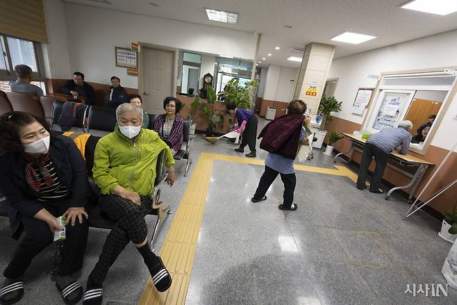 오전 9시가 되자 진료를 보러온 주민들로 고부보건지소의 대기 공간이 가득 찼다. ⓒ시사IN 이명익