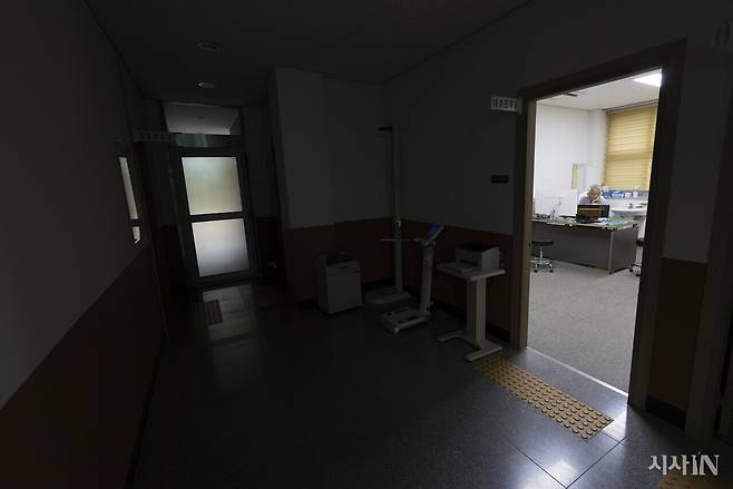 업무 시간 전인 오전 8시40분경 임경수 고부보건지소장이 진료실에서 컴퓨터로 자료를 살펴보고 있다. ⓒ시사IN 이명익