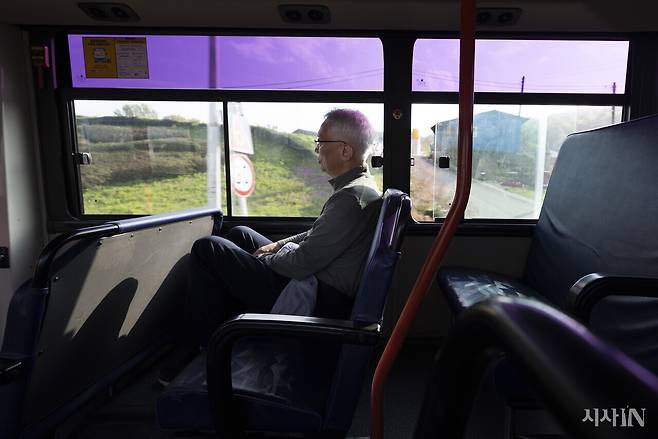 퇴근 후 지인들을 만나려고 버스로 이동 중인 임경수 고부보건지소장. ⓒ시사IN 이명익