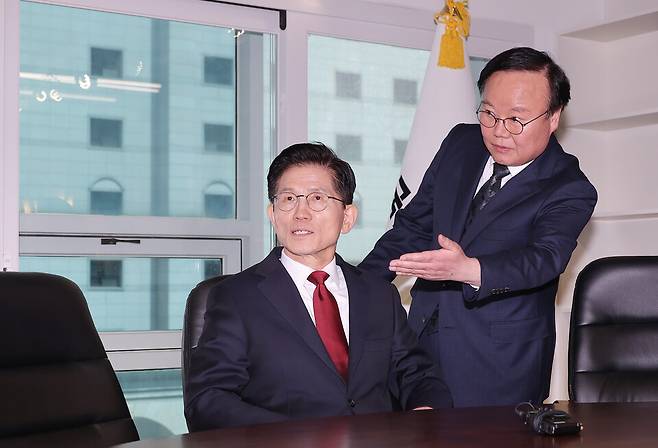 김문수 국민의힘 대선 후보가 8일 서울 영등포구 여의도 국민의힘 당사 대선 후보 사무실에서 김재원 비서실장(오른쪽)의 안내를 받으며 자리에 앉아보고 있다. ⓒ연합뉴스