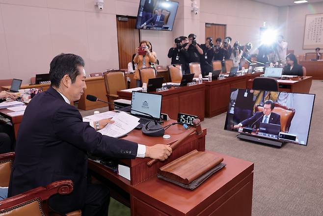 5월7일 국회에서 국민의힘 의원들이 퇴장한 가운데 열린 법제사법위원회 전체회의에서 정청래 위원장이 대통령 당선 시 진행 중인 형사재판을 정지하도록 하는 내용의 형사소송법 개정안 통과시키고 있다. ⓒ연합뉴스