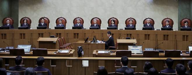조희대 대법원장을 비롯한 대법관들이 5월1일 이재명 더불어민주당 대선후보의 공직선거법 사건 선고를 위해 서울 서초구 대법원 대법정에 입장해 자리에 앉아있다. ⓒ사진공동취재단