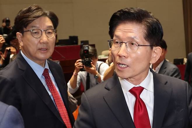 국민의힘 김문수 대선 후보가 5월9일 서울 여의도 국회에서 열린 의원총회에서 권영세 비상대책위원장이 단일화를 압박하는 발언 뒤 퇴장하자 항의하며 의총장을 나가고 있다. ⓒ연합뉴스