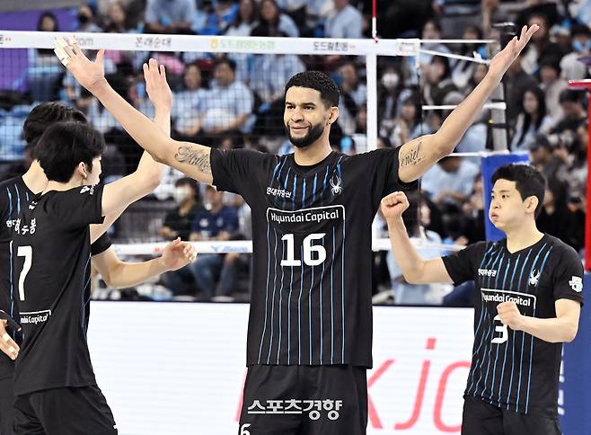 현대캐피탈과 재계약한 레오. KOVO 제공