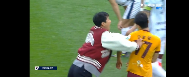 이정효 광주 감독(왼쪽)이 5일 광주월드컵경기장에서 열린 K리그1 김천 상무전에서 하프타임 오후성을 강하게 밀치고 있다. 쿠팡플레이 중계장면 캡처