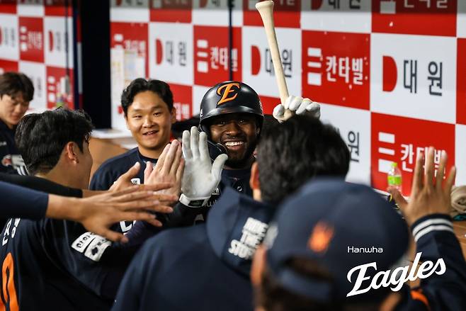 에스테반 플로리얼이 9일 고척 키움전에서 홈런을 터트린 뒤 더그아웃에서 기뻐하고 있다. 한화 이글스 제공