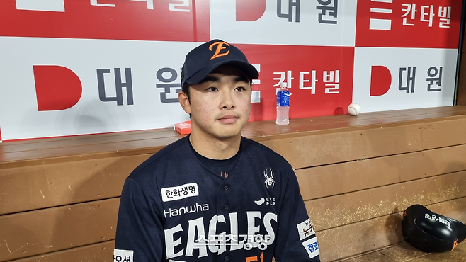 한화 문현빈이 9일 고척 키움전 승리 후 취재진과 인터뷰하고 있다. 고척|배재흥 기자