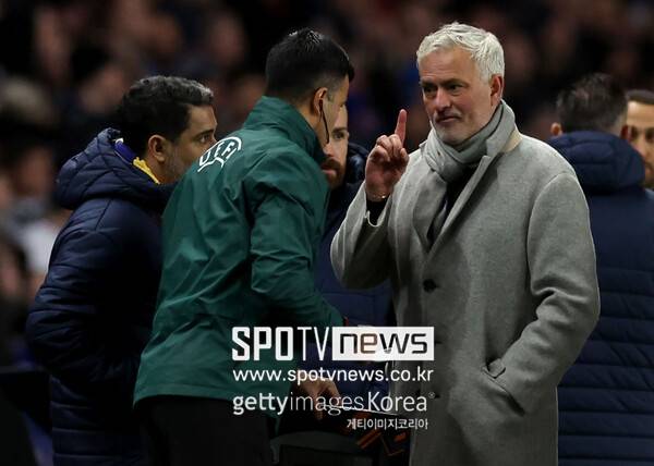 ▲ 조제 무리뉴 감독은 여전히 심판 판정에 대해 불만을 토로하고 라이벌 감독의 코를 잡아 당기는 등 기행도 마다치 않는다.