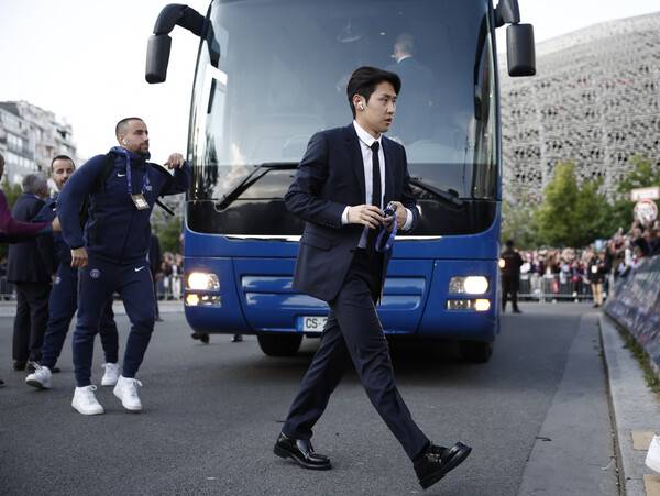 ▲ 파리 생제르맹 이강인은 유럽축구연맹 챔피언스리그 4강 1, 2차전 아스널전에서 루이스 엔리케 감독의 선택을 받지 못하고 조연보다 더 떨어진 무명 신세로 전락했다. ⓒ연합뉴스/REUTERS/AFP