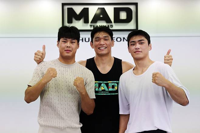 ▲ 제자들과 함께한 춘천 팀매드 차인호 관장(가운데). 얖 옆엔 블랙컴뱃에서 활동하는 '시라소니' 방성혁(왼쪽)과 '붉은매' 지혁민