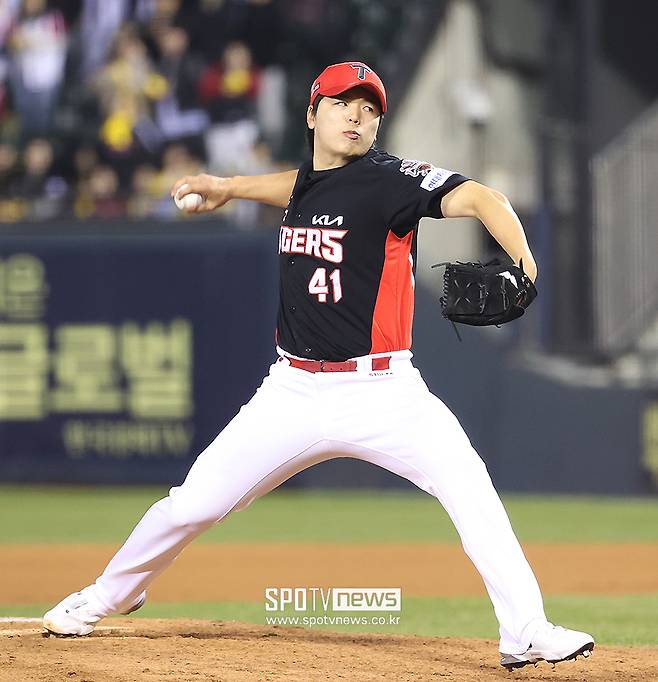 ▲ 황동하는 8일 숙소 근처에서 횡단보도를 건너다 우회전하는 차량에 부상을 입었다 ⓒ곽혜미 기자