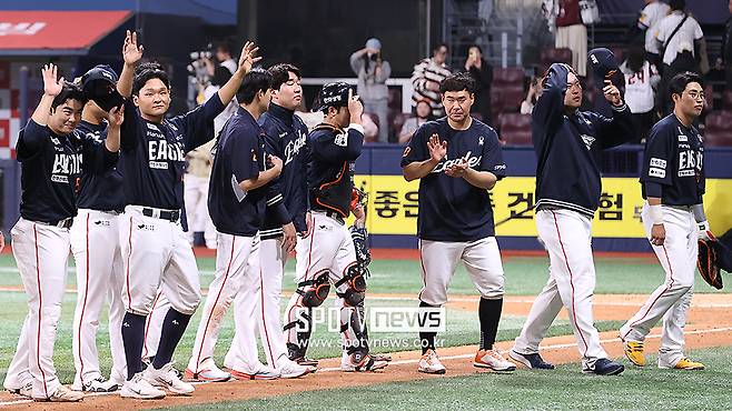 ▲ 팬들에게 인사하는 한화 선수들 ⓒ 곽혜미 기자