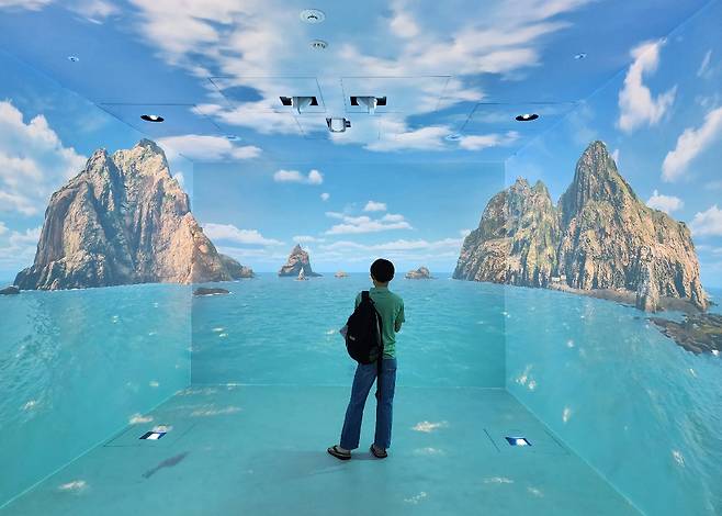 전시관 내 몰입형 시어터에서 독도를 감상하는 관람객