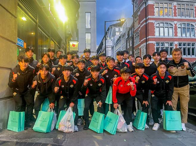 토트넘 연수 중인 강원FC 유소년 선수들과 김병지(맨 오른쪽) 대표이사. /사진=강원FC 제공