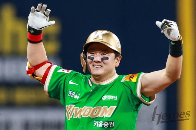 키움 최주환이 7일 KIA전 결승타를 날리고 기뻐하고 있다. /사진=키움 히어로즈 제공