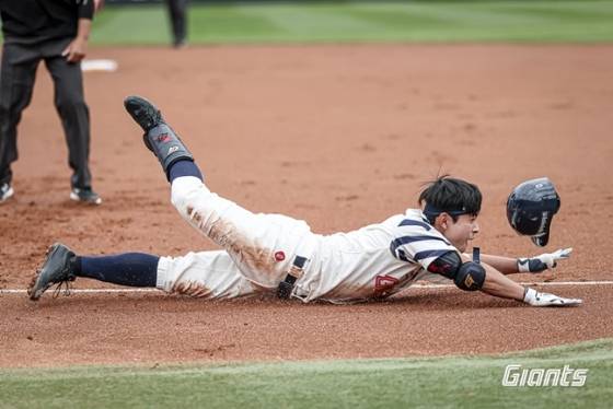 롯데 황성빈이 5일 사직 SSG전에서 1회말 기습번트 시도 후 1루에 헤드퍼스트 슬라이딩으로 들어오고 있다. /사진=롯데 자이언츠 제공