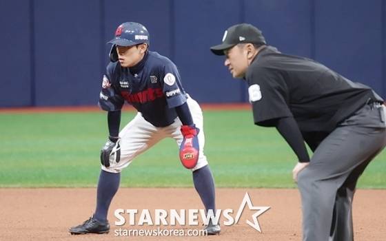 롯데 자이언츠 외야수 황성빈(왼쪽). /사진=김진경 대기자