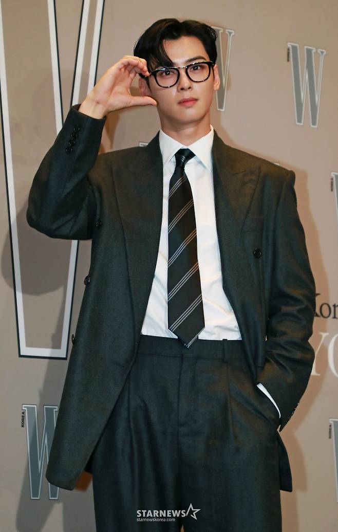 가수 차은우가 14일 오후 서울 광화문 포시즌스 호텔에서 진행된 제19회 W코리아 유방암 인식 향상 캠페인 자선 행사에 참석해 포즈를 취하고 있다. /2024.10.14 /사진=이동훈