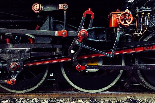 석탄. 그리고 그 석탄이 움직이는 증기기관차의 바퀴