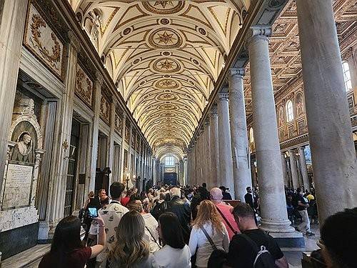 이탈리아 로마 시내 산타 마리아 마조레 대성전 찾은 프란치스코 교황 참배객들 [연합뉴스 자료사진]