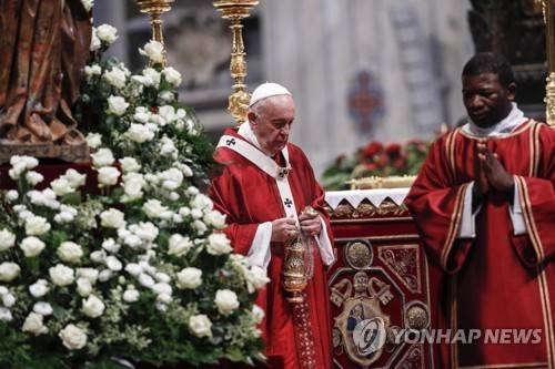 미사에 참여한 프란치스코 교황의 복장 [EPA=연합뉴스]