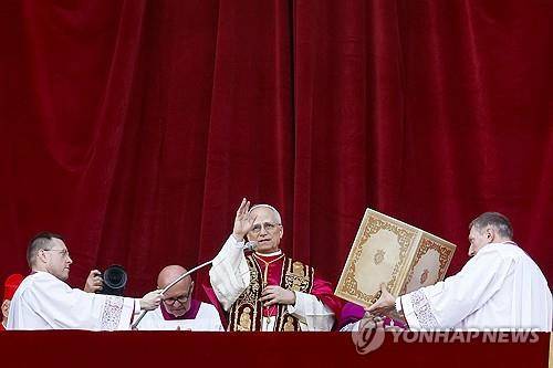 신자들 첫 대면한 레오 14세 [EPA 연합뉴스 자료사진. 재판매 및 DB 금지]