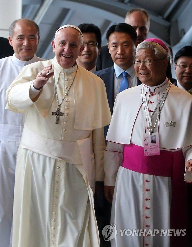 프란치스코 교황과 유흥식 2014년 8월 15일 프란치스코 교황이 KTX로 대전역에 도착해 대합실로 들어서고 있다. 당시에 대전교구장이던 유흥식 주교(현재 추기경)가 곁에 함께하고 있다. [연합뉴스 자료사진]
