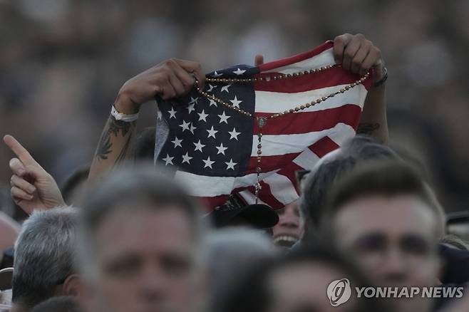 8일 바티칸에서 미국 국기를 흔드는 신자 [AP 연합뉴스]