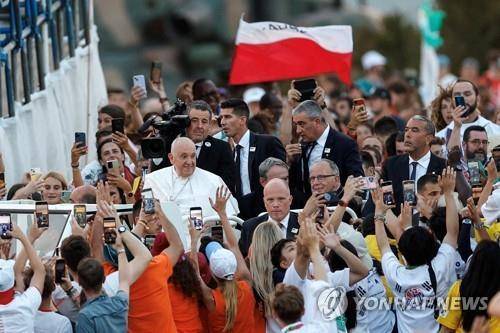 세계 청년대회에 간 프란치스코 (리스본 로이터=연합뉴스) 2023년 8월 5일(현지시간) 프란치스코당시 교황이 세계청년대회가 열리고 있는 포르투갈 수도 리스본에서 테조 공원에 철야 미사를 위해 도착하고 있다. [공동취재단=자료사진]