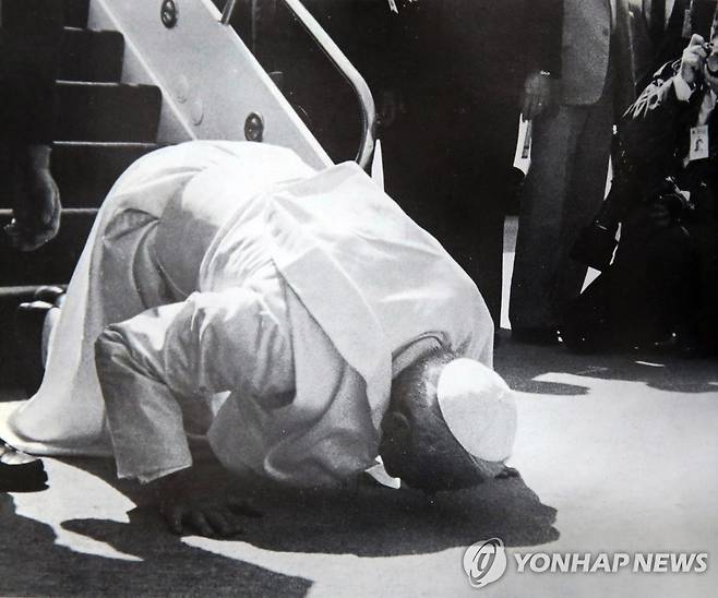 한국에 온 최초의 교황 요한 바오로 2세 (서울=연합뉴스) 1984년 5월 3일 요한 바오로 2세 당시 교황이 김포공항에 도착하자마자 한국 땅에 입맞춤을 하고 있다. [연합뉴스 자료사진]