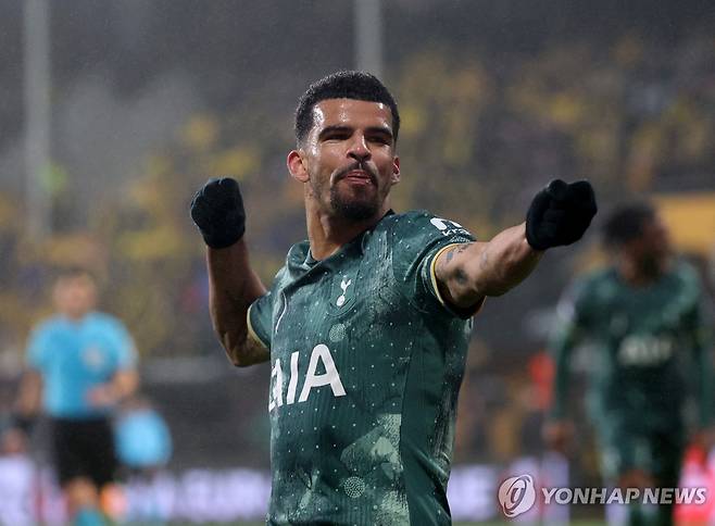 선제 결승골 넣고 기뻐하는 솔란케 [로이터=연합뉴스]