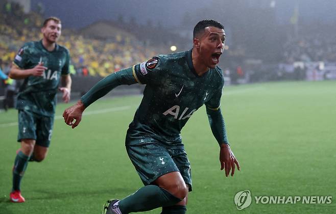 추가골 넣은 포로 [로이터=연합뉴스]