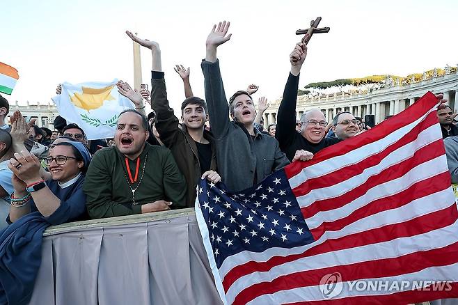 성 베드로 광장에 성조기 [EPA 연합뉴스. 재판매 및 DB 금지]