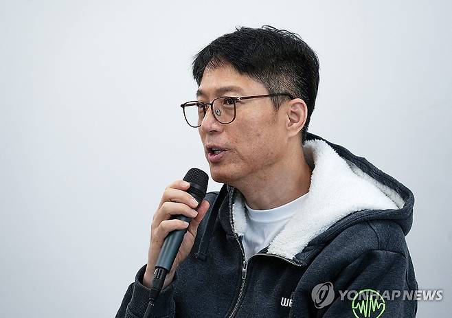 '재상폐' 위믹스, 긴급 기자 간담회 (성남=연합뉴스) 김주환 기자 = 김석환 위믹스 재단 (WEMIX PTE. LTD.) 대표가 3일 경기 성남시 테크1타워에서 긴급 기자 간담회를 열고 취재진에 대응 경과와 향후 계획을 설명하고 있다. 전날 디지털자산거래소 공동협의체(DAXA)는 거래 유의 종목으로 지정돼 있던 위믹스(WEMIX)를 상장 폐지하기로 결정했다. 2025.5.3 jujuk@yna.co.kr