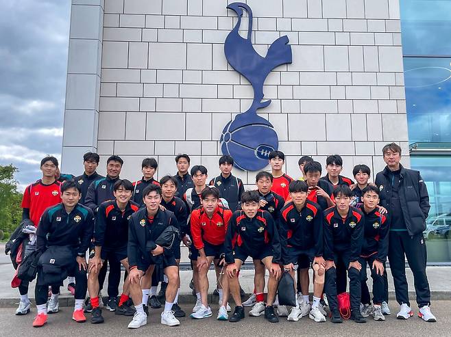 EPL 토트넘에서 연수 중인 강원FC U-18 선수들 [강원FC 제공. 재판매 및 DB 금지]