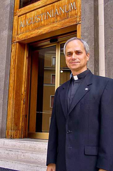 성 아우구스티노회 수도회 총장 시절의 레오 14세 교황 [2010년 무렵. 성 아우구스티노회 수도회의 한국지부 '아우구스띠노 수도회' 제공. 재판매 및 DB 금지]