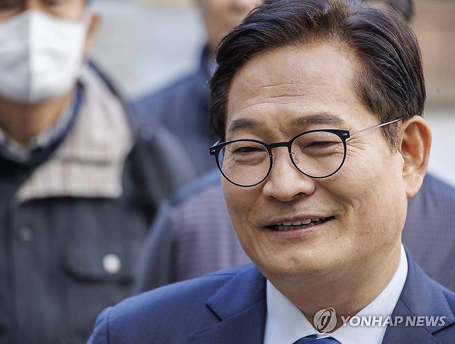 취재진 질문에 답하는 송영길 소나무당 대표 [연합뉴스 자료사진]